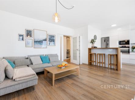 Prostorný obývací pokoj s kuchyňským koutem a výstupem na terasu | Prodej bytu, 5+kk, 132 m²