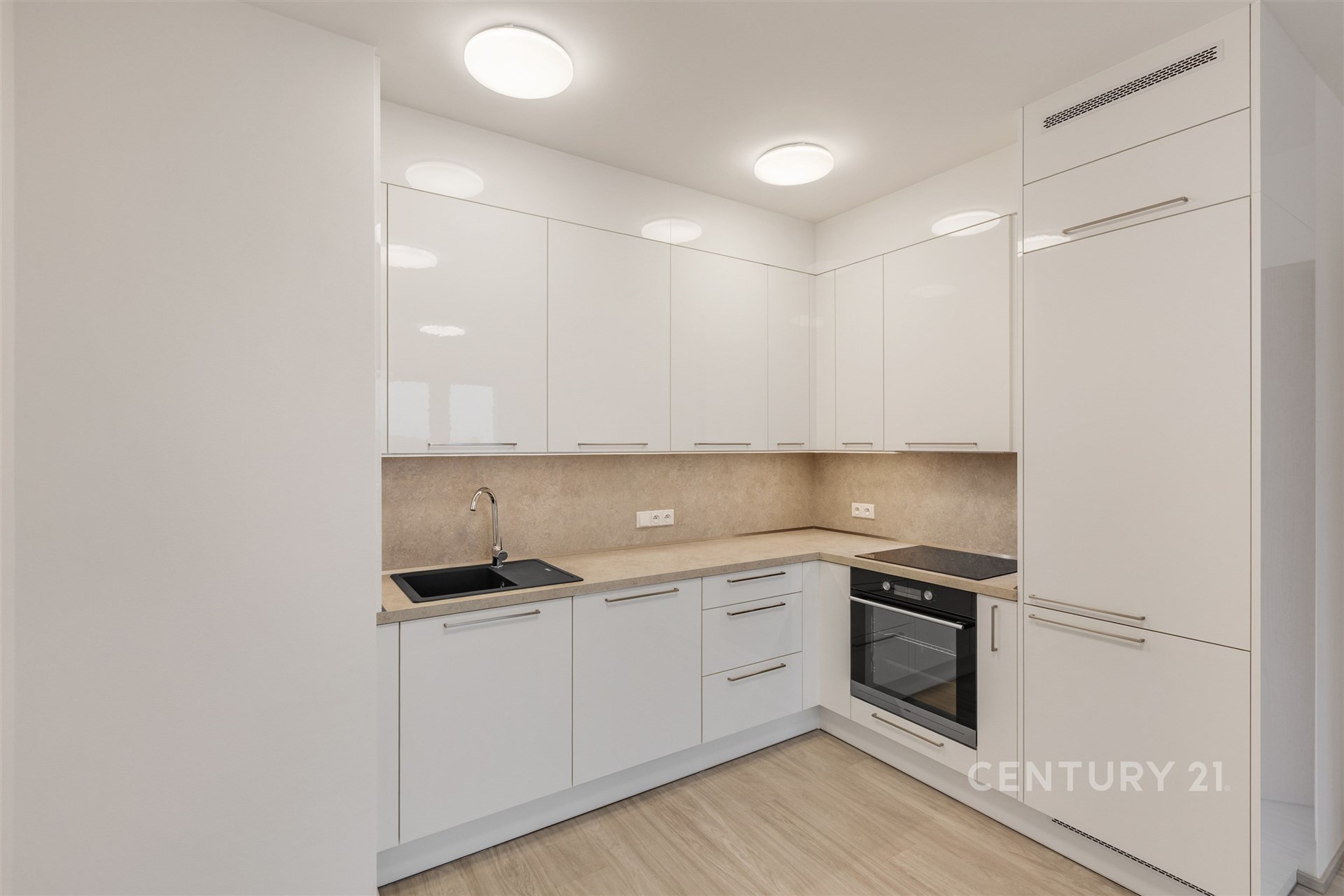 Plně vybavená kuchyňská linka Oresi.