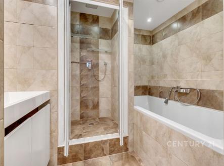 Koupelna s XXL vanou a sprchovým boxem. | Prodej bytu, 3+1, 80 m²