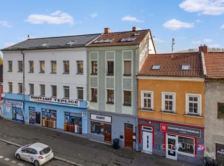 Řadový dům s výkladci, vícepatrový, smíšené fasádní barvy a střešní krytina z tašek, nacházející se ve městě | Prodej - nájemní dům, 435 m²