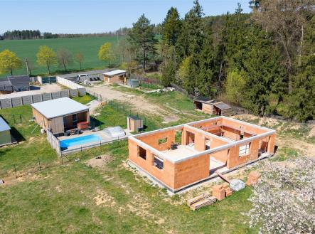 Stavební pozemek se zahájenou konstrukcí domu, obklopený zelení, cihlová stavba, klidná lokalita, možnost dokončení výstavby podle vlastních představ | Prodej - dům/vila, 140 m²