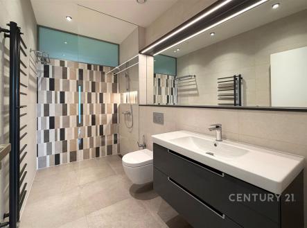 Moderní koupelna, velkoformátová dlažba, sprchový kout s mozaikovými obklady, závěsné wc, elegantní umyvadlová skříňka, světlé tóny. | Pronájem - dům/vila, 299 m²