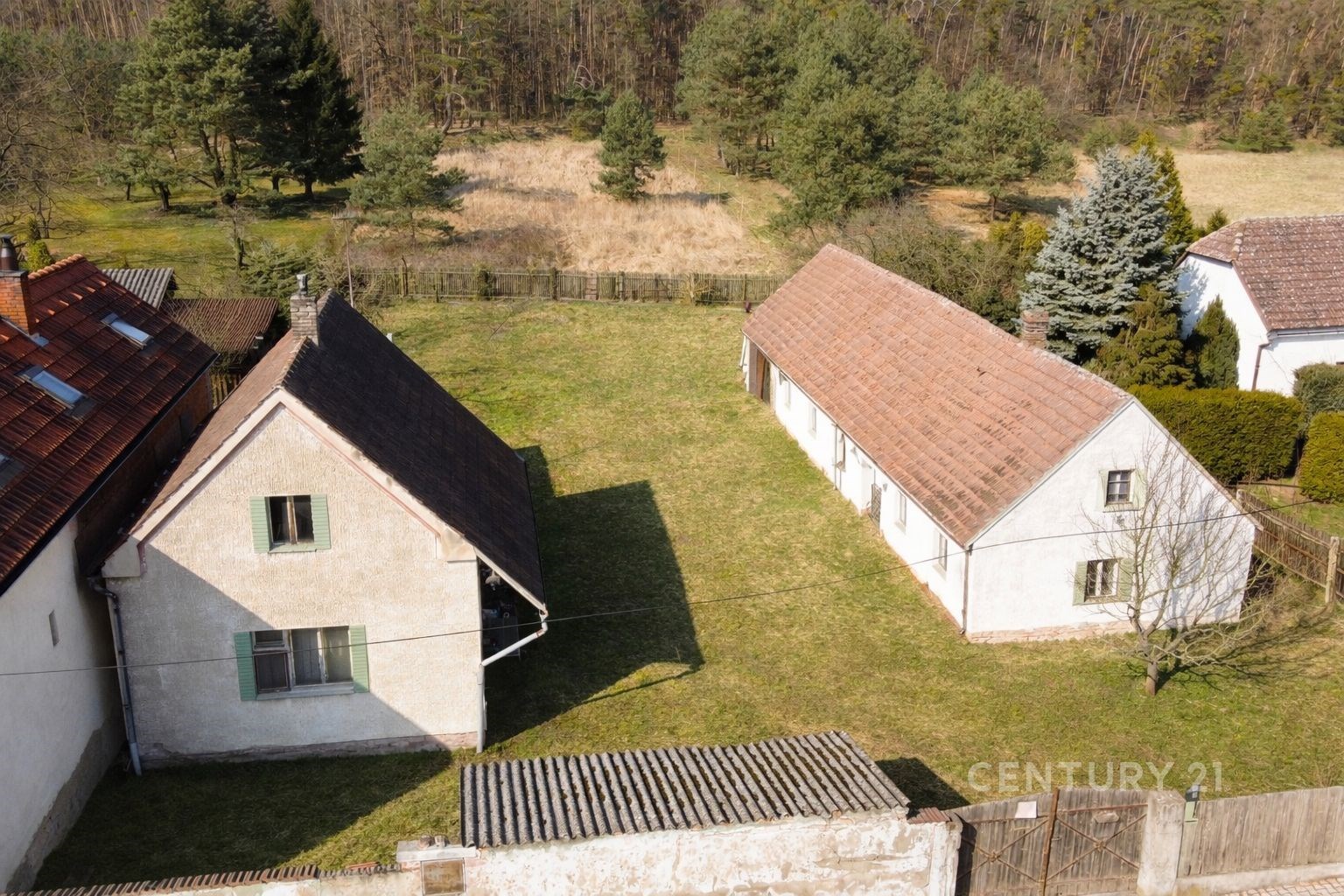 Pohled na nemovitosti (částečně AI)