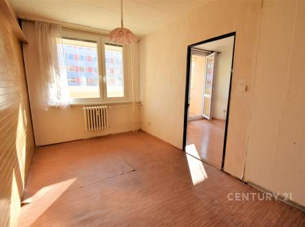 Světlý obývací pokoj s dřevěnou podlahou, velkými okny a světlým stěnovým obkladem, ideální pro moderní uspořádání. | Prodej bytu, 3+1, 78 m²