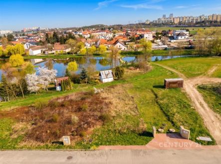 Stavební pozemek poblíž vodní plochy s výhledem na sousedství, vhodný pro výstavbu rodinného domu, klidná lokalita, blízkost přírody. | Prodej - pozemek pro bydlení, 608 m²