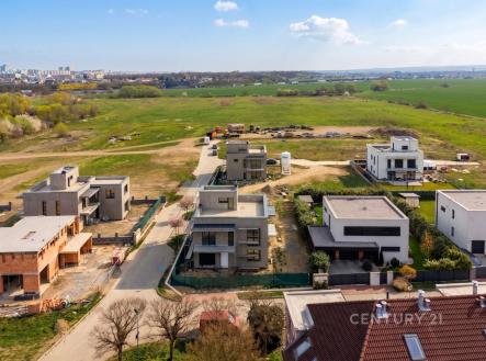 Moderní rezidenční čtvrť s novostavbami, rovná střecha, velká okna, klidné prostředí, výhled na krajinu | Prodej - pozemek pro bydlení, 608 m²
