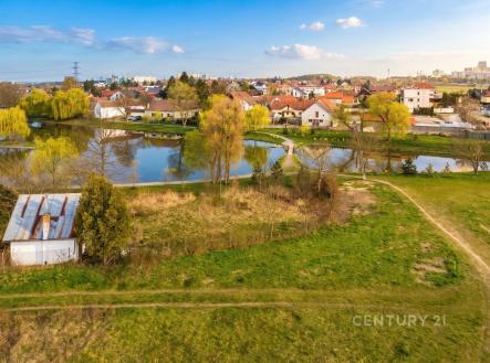 Jezero s okolní přírodou a vilovou čtvrtí, větve vrb a klidná lokalita. | Prodej - pozemek pro bydlení, 608 m²