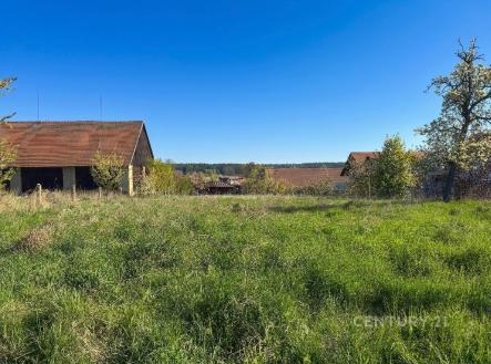 Prostorná zahrada s výhledem na okolní krajinu, zástavba s dřevěnou střechou, klidná lokalita, možnosti výstavby nebo rekreace. | Prodej - pozemek pro bydlení, 604 m²
