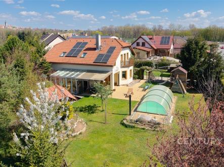 Velká zahrada s krytým bazénem, upravený trávník, prostorné patio, rodinný dům se solárními panely, klidná lokalita. | Prodej - dům/vila, 210 m²