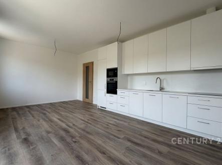 Moderní kuchyň s laminátovou podlahou, vestavěnými spotřebiči a světlými skříňkami, ideální pro otevřený koncept bydlení. | Pronájem bytu, 2+kk, 54 m²
