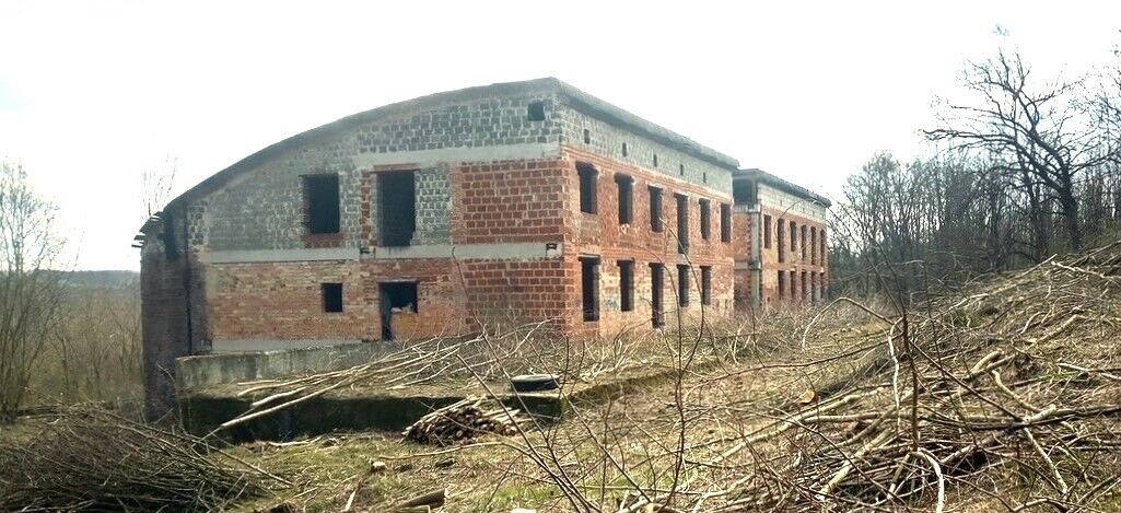 Sázava - obrovský, rozestavěný, rekreační objekt