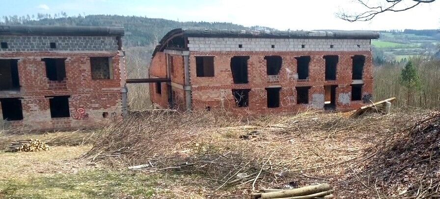 Sázava - obrovský, rozestavěný, rekreační objekt