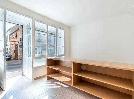 kancelář s přirozené světlo a kachličková podlaha | Pronájem - obchodní prostor, 35 m²