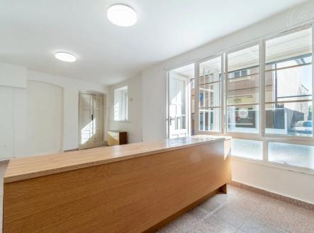 prázdná místnost s přirozené světlo a kachličková podlaha | Pronájem - obchodní prostor, 35 m²