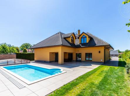 pohled na RD se zahrady s bazénem | Prodej - dům/vila, 318 m²