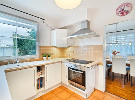 kuchyně s trouba, dřevěná podlaha, deformace, kachličková podlaha, a digestoř | Prodej - dům/vila, 153 m²