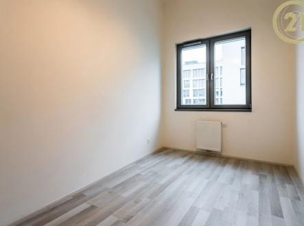 prázdná místnost s radiátor, dřevěná podlaha, a přirozené světlo | Pronájem bytu, 4+kk, 98 m²