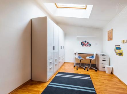 kancelář s světlík, dřevěná podlaha, a klenutý strop | Pronájem bytu, 2+1, 37 m²