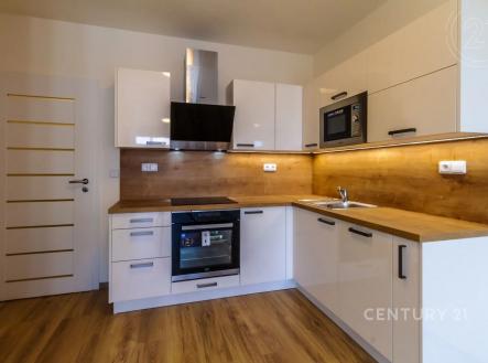 kuchyně s backsplash, blokové deformace, trouba, bílé skříně, a mikrovlnná trouba | Prodej bytu, 2+kk, 47 m²