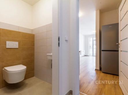 vana s stěna dlaždic, dřevěná podlaha, kachličková podlaha, přirozené světlo, a toaleta | Prodej bytu, 2+kk, 46 m²