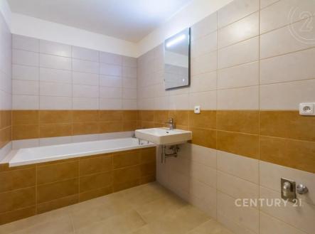 vana s vana, kachličková podlaha, stěna dlaždic, a dřez | Prodej bytu, 2+kk, 46 m²