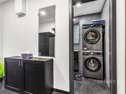 Prádelna s moderními spotřebiči, dlažba a vestavěné skříně, světlé stěny, účelné využití prostoru, pohodlné uspořádání. | Prodej bytu, 2+1, 57 m²