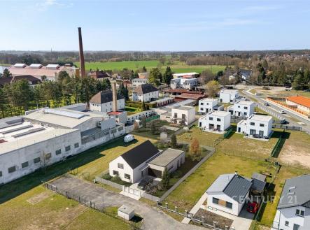 Moderní rezidenční čtvrť s několika novými domy, zelenými zahradami a upravenými cestami, klidné okolí s blízkou přírodou a výbornou infrastrukturou. | Prodej - pozemek pro bydlení, 750 m²