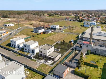Pohled na moderní rodinné domy, každý s vlastní zahradou. Klidná rezidenční čtvrť, novostavby, blízkost přírody, kvalitní architektonické prvky. | Prodej - pozemek pro bydlení, 763 m²