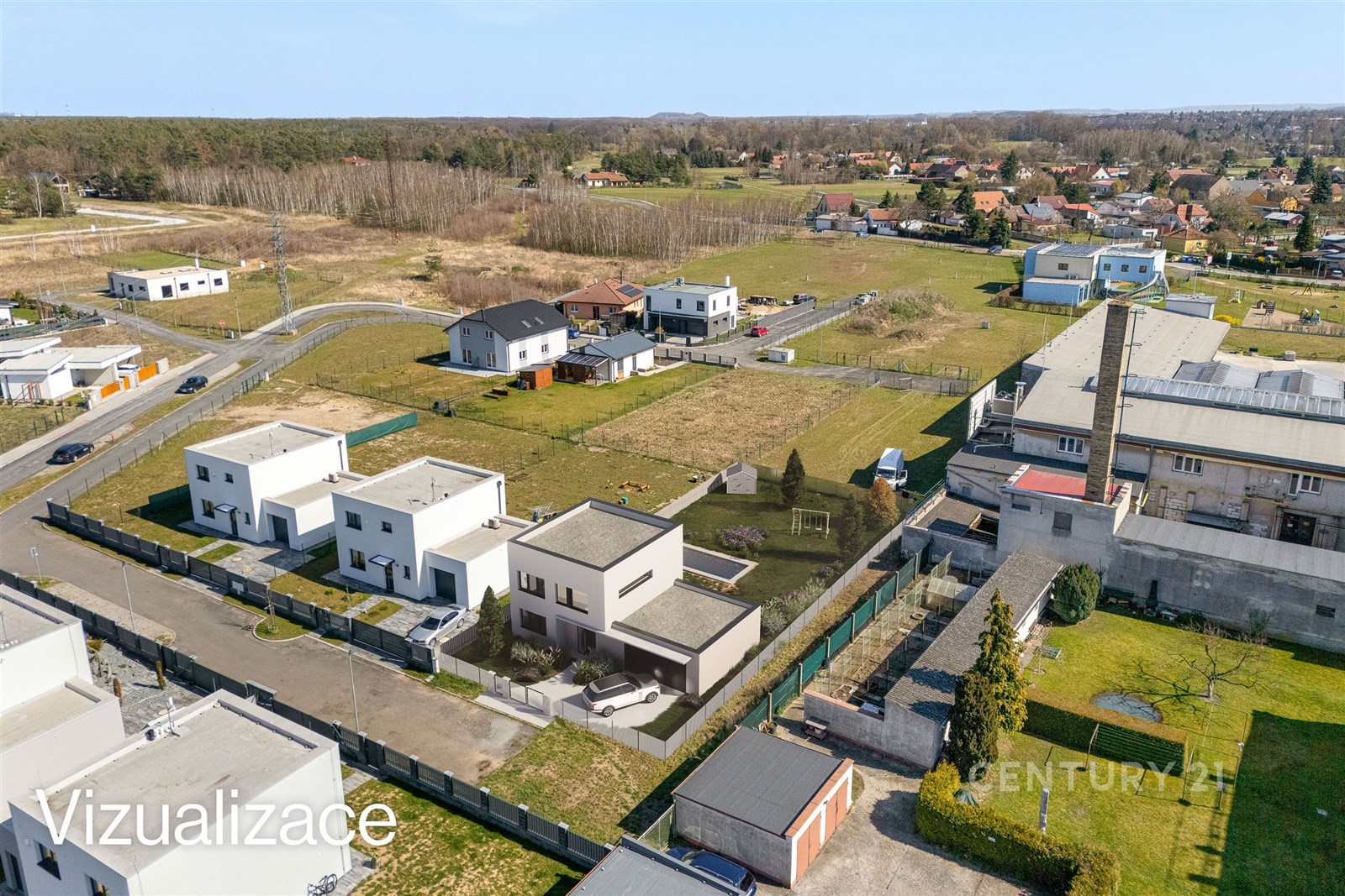 Pohled na moderní rodinné domy, každý s vlastní zahradou. Klidná rezidenční čtvrť, novostavby, blízkost přírody, kvalitní architektonické prvky.