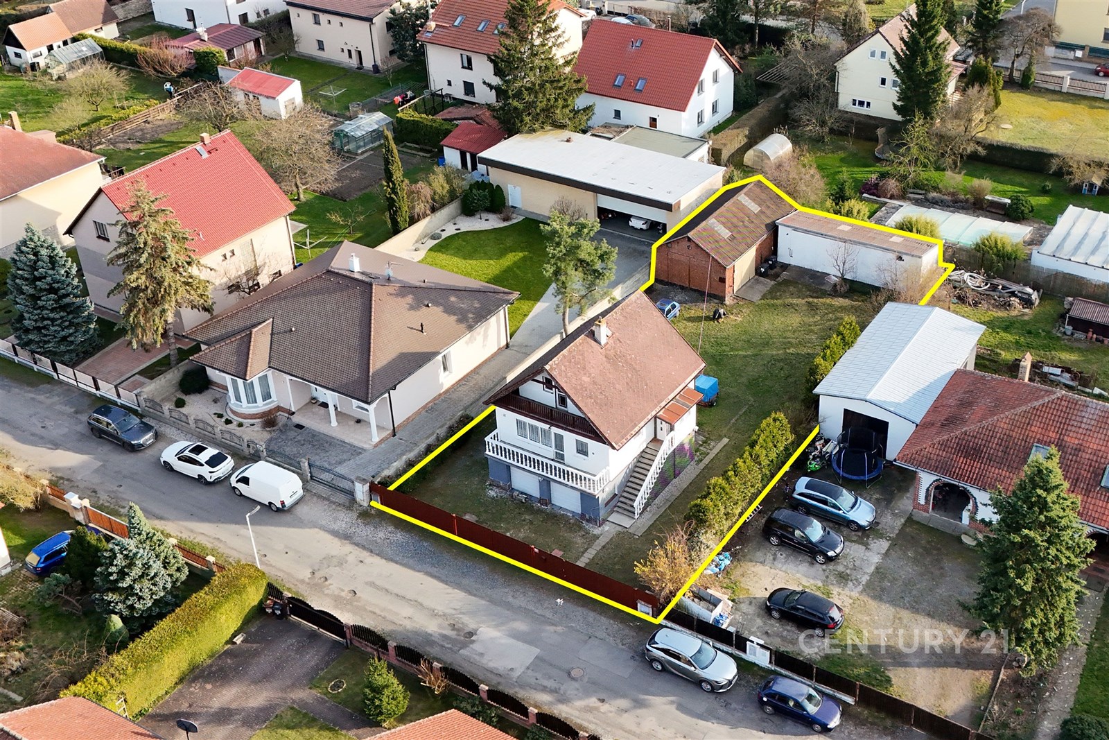 Rodinný dům s velkou zahradou, garáž, parkovací stání a cihlová fasáda. Klidná lokalita, blízkost přírody a dobrá dostupnost do centra.