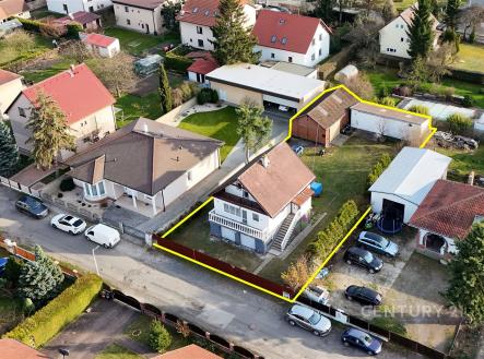 Rodinný dům s velkou zahradou, garáž, parkovací stání a cihlová fasáda. Klidná lokalita, blízkost přírody a dobrá dostupnost do centra. | Prodej - dům/vila, 225 m²
