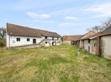 Venkovské stavení s rozlehlým dvorem, původní cihlová konstrukce, nutná rekonstrukce, ideální pro přestavbu na rodinné bydlení. | Prodej - dům/vila, 244 m²