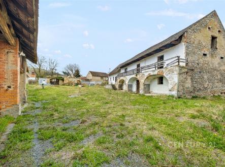 Rustikální dvůr s historickou kamennou stodolou nabízí rozlehlou travnatou plochu a původní architekturu. Ideální pro rekonstrukci. | Prodej - dům/vila, 244 m²