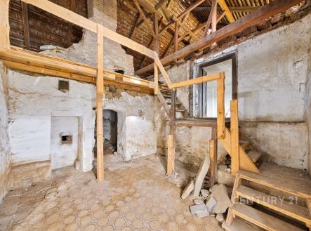 Podkrovní prostor se starou dřevěnou konstrukcí, původní dlažba, nedokončená rekonstrukce. Vhodné pro přestavbu. | Prodej - dům/vila, 244 m²