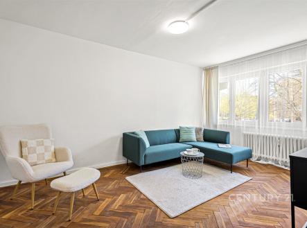 Světlý obývací pokoj s parketovou podlahou, velká okna zabezpečující dostatek světla, moderní nábytek a světlé stěny. | Prodej bytu, 2+1, 52 m²