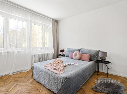 Světlá ložnice s parketovou podlahou, velkými okny a moderním zařízením, nabízí útulný a stylový prostor pro relaxaci. | Prodej bytu, 2+1, 52 m²