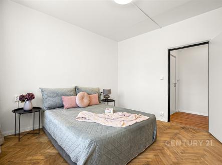 Světlá ložnice s parketovou podlahou, moderní výzdobou a minimalistickým nábytkem zvýrazňuje pohodlí a vkusný design. | Prodej bytu, 2+1, 52 m²