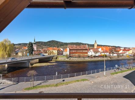 Výhled z okna na řeku s malebným městem v pozadí, které dodává nemovitosti kouzlo historického prostředí a klidné atmosféry. | Prodej - dům/vila, 285 m²