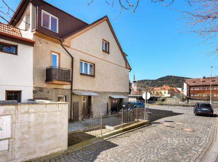 Dvoupodlažní rodinný dům s malým balkonem nabízí výhled na klidnou dlážděnou ulici s parkovacími možnostmi, zachovalá fasáda a klidné okolí. | Prodej - dům/vila, 285 m²