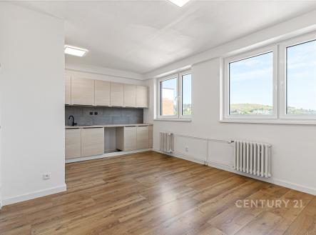 Světlý obývací pokoj s moderní kuchyní, parketovou podlahou a velkými okny. Renovovaný prostor nabízí výhled do krajiny. | Pronájem bytu, 3+kk, 90 m²