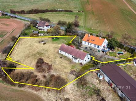 Rozlehlý pozemek s venkovskou zástavbou, zahrnující zahradu a několik budov. Nabízí klidné prostředí a možnost rekonstrukce starších staveb. | Prodej - dům/vila, 200 m²