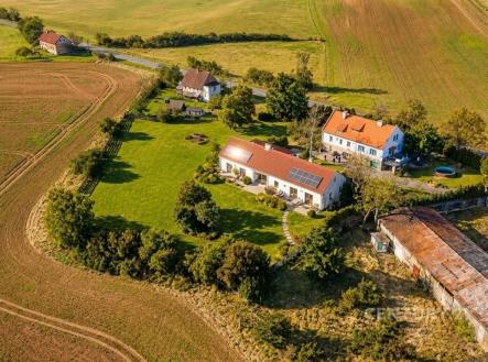 Letecký pohled na rozsáhlou vilu s červenou střechou, okolní velká zahrada, tiché venkovské prostředí, udržovaný trávník, slunná lokalita. | Prodej - dům/vila, 200 m²