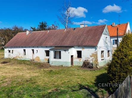 Dům na vesnici, starší stavba se sedlovou střechou a omítkou, vhodný k rekonstrukci, prostorná zahrada, klidná lokalita | Prodej - dům/vila, 200 m²