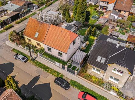 Rodinný dům s červenou střešní krytinou, udržovaná zahrada, terasa a klidné prostředí. | Prodej - dům/vila, 170 m²