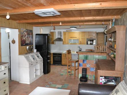 interiér prostor s cihlová podlaha, trámový strop, a strop dřeva | Pronájem - dům/vila, 160 m²