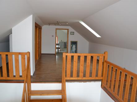 interiér prostor s světlík, sledovat osvětlení, dřevěná podlaha, a klenutý strop | Pronájem - dům/vila, 160 m²