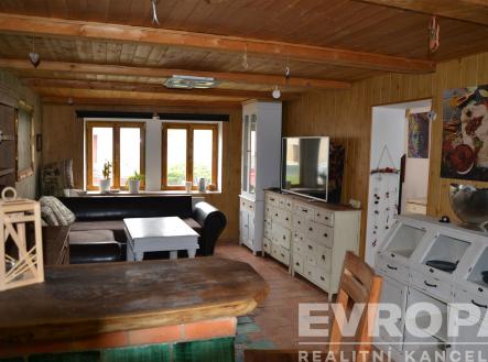 interiér prostor s trámový strop, přirozené světlo, televize, strop dřeva, a bílé skříně | Pronájem - dům/vila, 160 m²