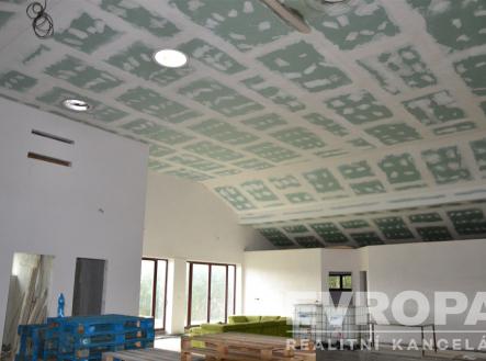 interiér prostor s klenutý strop a přirozené světlo | Prodej - dům/vila, 230 m²