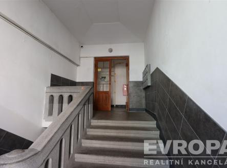 Vstupní hala s kamenným schodištěm, dlažba na stěnách, dřevěné dveře, pečlivě udržovaná. | Pronájem bytu, 3+1, 98 m²