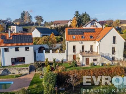 Rodinný dům s červenou střechou, solárními panely a udržovanou zahradou. Moderní architektura s venkovským nádechem a bazénem. | Prodej - dům/vila, 350 m²